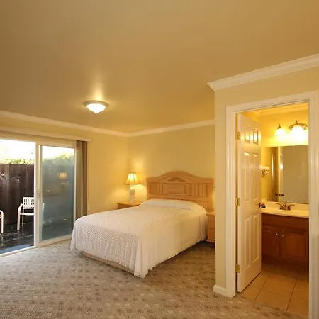 Monterey Fireside Lodge